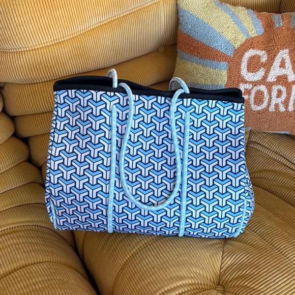 Fun Handbag! - Picture 2 of 4